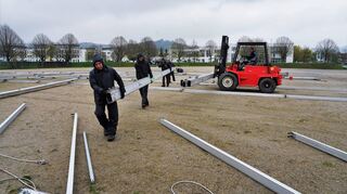 Auf dem Festplatz am Berliner Ring haben die Aufbauarbeiten für ein Zeltdorf begonnen. Dort sollen bis zu 1000 Geflüchtete aus der Ukraine eine kurzfristige Unterkunft erhalten, bevor sie weiterverteilt werden können.