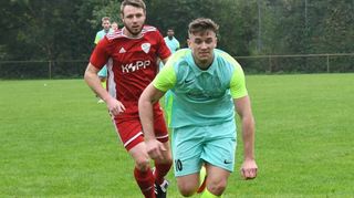 Torlos endete das Hinspiel zwischen dem SC Rodau und dem SV Winterkasten, in dem hier SCR-Akteur Alexander Quadt seinem Gegenspieler Lukas Fiege enteilt.