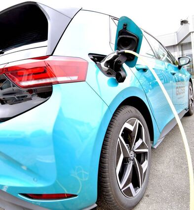 E-Autos sind aufgrund staatlicher Förderung und steigender Spritpreise derzeit bei Kunden beliebt. Auch beim Heppenheimer Autohaus Goss wird von langen Lieferzeiten für Stromer berichtet.