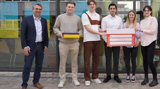 An der Karl-Kübel-Schule sammelten Schüler und Lehrer Spenden, um den Menschen in der Ukraine helfen zu können. Unser Bild zeigt (v.l.) Michael Steffan, Connor Rothenheber, Adrian Schnellbächer, Eray Demir, Louisa Neher und Melissa Czampik.