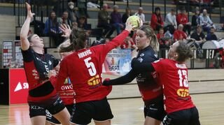 Ines Ivancok versucht hier, sich beim Flames-Auswärtsspiel in Halle durch die kompakte Abwehr des SV Union durchzutanken. Sie kam auf sieben Treffer, doch das war zu wenig, um die 26:33-Niederlage abzuwenden.