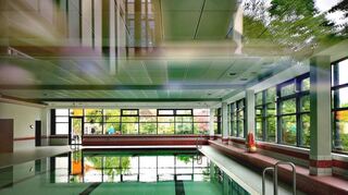 Während der Pandemie-Jahre war das Hallenbad zum Teil über Monate geschlossen (u.r.). Jetzt kann das Bad wieder ohne Einschränkungen besucht werden. Auch die Vereine, (u.l. ein Schwimmkurs der DLRG) können das Bad nutzen.