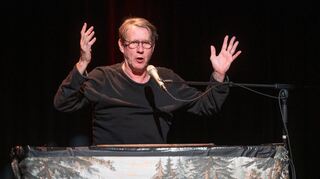 Andreas Rebers, gebürtiger Niedersachse, der in München daheim ist, pflegt nach eigenen Angaben ein „Kabarett der radikalen Mitte“. Vor ausverkauftem Haus im Lorscher Sapperlot bot er seinem Publikum zahlreiche Denkanstöße.