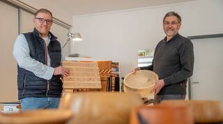 Die beiden Zwingenberger Kunsthandwerker Thomas Schöppner (r.) und Norbert Offermann (l.) präsentieren ihre Holzarbeiten im Rahmen der Europäischen Tage des Kunsthandwerks.
