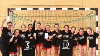 Die weibliche Handball-D-Jugend der HSG Bensheim/Auerbach bejubelt den Gewinn des Final Four in der Bezirksoberliga nach dem 24:17-Sieg gegen den TV Büttelborn.