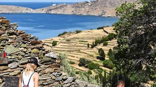 Erst wandern, dann schwimmen: das geht auf der griechischen Insel Andros.