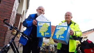 Wim Roukens und Ernst Janka wünschen sich viel Unterstützung für die Initiative „Verkehrswende Hessen“.