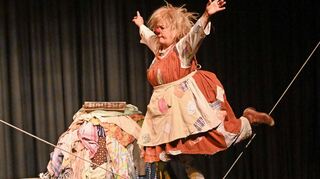 In ihrer Rolle der verwegenen Waschfrau kämpfte Gerdi Hutter auch im Lorscher Sapperlot mit der Tücke des Objekts.