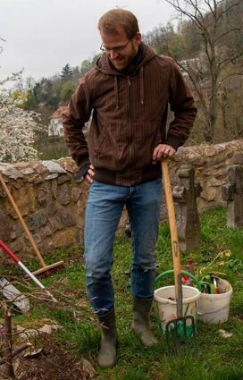 Pfarrer Lukas von Nordheim hat sein Gartenwerkzeug mitgebracht. Zwar befindet sich an der Bergkirche ein kleiner Brunnen, doch der gibt derzeit kein Wasser. Trotzdem konnte das erste Beet mittlerweile fertiggestellt werden.