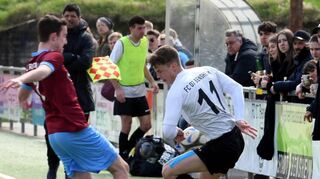 Zweikampf zwischen dem Rodauer Leon Elvenkemper (li.) und Leon Andersen vom FC 07 II – um den Ball, der aber inzwischen im Aus ist.