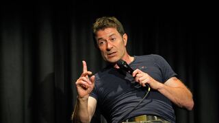 Obacht: Rolf Miller erklärte dem begeisterten Publikum im Lorscher Sapperlot seine Sicht auf die Welt im Großen und Kleinen.