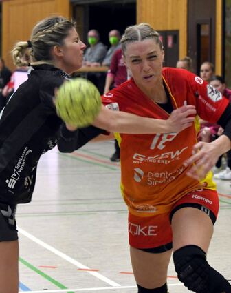 Flames-Linksaußen Christin Kühlborn (rechts), die hier von Kira Schnack attackiert wird, steuerte im umkämpften Hessenderby drei Treffer bei.