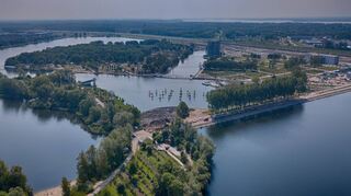 Das Gelände der Floriade Expo liegt am See Weerwater und wird danach als Stadtviertel weitergenutzt – die geschaffene Infrastruktur soll erhalten bleiben.