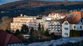 Im März hatte der Kreis Bergstraße angekündigt, das alte Luisenkrankenhaus vorübergehend als Unterkunft für ukrainische Flüchtlinge nutzen zu wollen. Bisher sind noch keine Schutzsuchenden dort eingezogen. Nach Angaben des Eigentümers wäre das Gebäude aber demnächst bereit dafür.
