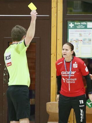 Flames-Trainerin Heike Ahlgrimm diskutiert mit einem der Schiedsrichter, die mit einigen ihrer Entscheidungen für reichlich Kopfschütteln sorgten.