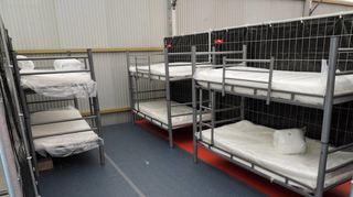 In einer Parzelle stehen drei Stockbetten, außerdem werden dort noch Spinde aufgebaut. Insgesamt können in einem Zelt 326 Personen schlafen.