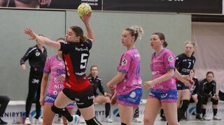 Flames-Kreisläuferin Isabell Hurst war in der ersten Halbzeit in Metzingen kaum zu stoppen. Sie wusste die Lücken und die Anspiele ihrer Teamkameradinnen zu nutzen und trug zum starken Auftritt der HSG Bensheim/Auerbach maßgeblich bei.