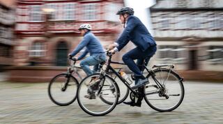 Auch Landrat Christian Engelhardt (rechts) und Heppenheims Bürgermeister Rainer Burelbach (beide CDU) sind wieder beim Stadtradeln dabei.