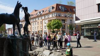 Stadtrundgang der Flüchtlingshilfe: Flüchtlinge aus der Ukraine und deutsche Begleiter waren gemeinsam in der Kreisstadt unterwegs.