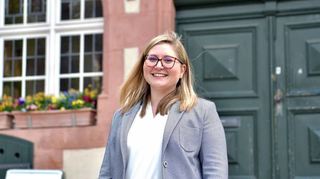 Die amtierende Bergsträßer Weinkönigin Stefanie Kippenhan arbeitet jetzt im Standesamt.