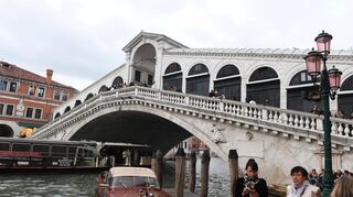 Die Rialtobrücke ist eines der Wahrzeichen von Venedig.