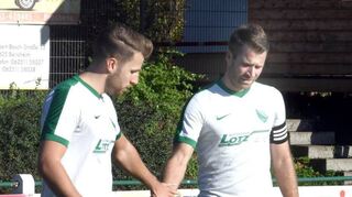 Da nutzte das motivierende Abklatschen nichts: Der VfR Fehlheim (links Kevin Lortz und rechts Dominik Melzer) kassierte die dritte Saisonniederlage.