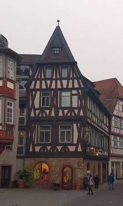 Die markante Giebelseite des Hauses Fleck prägt das Bild des Bensheimer Marktplatzes mit ihrem dekorativen, spätmittelalterlichen Fachwerk.