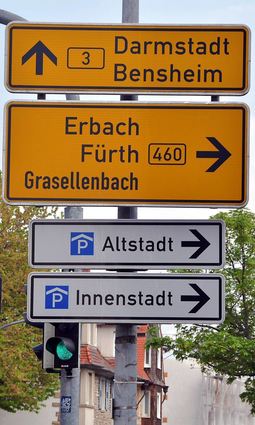 Die bestehenden Hinweisschilder sollen schon bald durch ein digitales Parkleitsystem ersetzt werden.