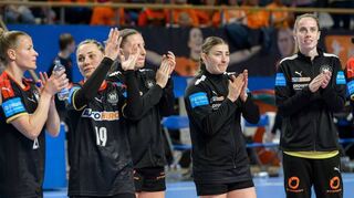 Nach dem Abspielen der Nationalhymnen vor der DHB-Testbegegnung gegen die Niederlande war Isabell Hurst (4, von links) noch sichtlich ergriffen. Die Flames-Kreisläuferin war letztlich aber nur beim Warmmachen aktiv.