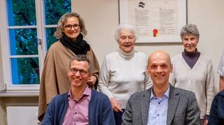 Die Hauptversammlung des Vereins Partnerschaft Tetbury bildete auch den Rahmen für Vorstandswahlen. Unser Bild zeigt (sitzend, v.l.) Bodo Keil, Holger Habich und Dieter Kirmse sowie (stehend, v.l.) Jutta Trabold, Erika Schuchmann, Gisela Shariff und Christiane Pieler vor der Verschwisterungsurkunde Zwingenberg-Tetbury.