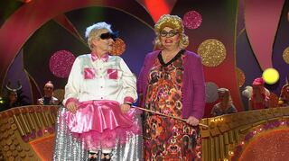 Michaela Hartnagel-Keil (r.) und Ulla Freudenberger als Sassa Sammel und Sossi bei der Aufzeichnung der hr-Weiberfastnacht im Jahr 2020.
