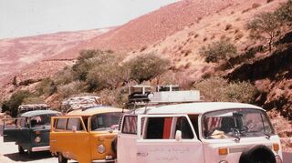Drei befreundete Ehepaare gingen in den 70er Jahren mit drei Bullis gemeinsam auf Tour. Dieses Foto von Silvie Bladt ist in Jordanien entstanden.