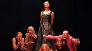 Das Tanztheater-Ensemble der Mobilisten probt zurzeit die Eigenproduktion „Saligia – die Sieben Todsünden“, die am 7. Mai Premiere im Gewölbekeller unter dem Alten Amtsgericht Premiere feiert.
