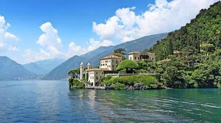 Rund um den Comer See aufragende Berge sorgen fast das ganze Jahr hindurch für Schutz und angenehmes Klima.