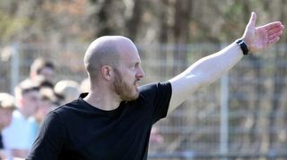 Mit Trainer Thomas Süß (links) geht es bei der SSG Einhausen weiter aufwärts. Seine Mannschaft trotzt vor Selbstvertrauen – und Marvin Knaup (rechts) will auch heute gegen Tabellenführer Tvgg Lorsch auf Torejagd gehen.