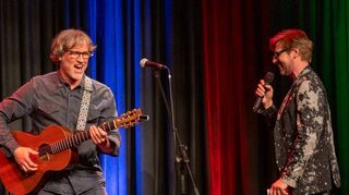 Daniel Helfrich (r.) moderierte den Kultursalon im Theater Sapperlot.