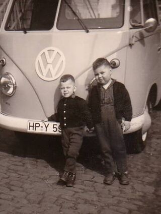Schon als kleines Kind habe er den Bulli-Virus gehabt, sagt Bernd Niendorf. Beleg dafür ist obiges Foto aus dem Jahr 1963, das ihn mit seinem Bruder zeigt.