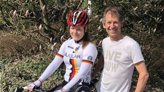 Das ukrainische Talent Lidiia Malicki erhält Unterstützung von den Bensheimer Radsportlern; mit dem Funktionär Luc Dieteren an der Spitze.