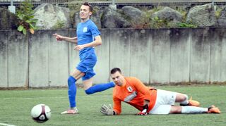 Der TSV Gadernheim hatte – wie hier Torwart Alexander Konrad (re.) beim Treffer von Marvin Feher zum 3:0 – beim Lautertaler Derby in Elmshausen das Nachsehen.