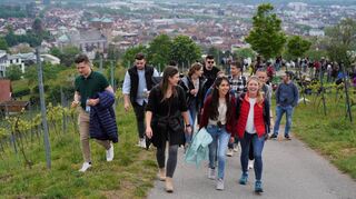 Jede Menge los am Kirchberg: Nach der Corona-Pause lockte die Weinlagenwanderung am 1. Mai wieder viele Besucher an.