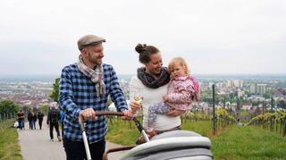 Den Maifeiertag im Freien mit Freunden genießen. Vor allem jüngere Leute und Familien wollten sich nach zwei Jahren Pause die 33. Weinlagenwanderung nicht entgehen lassen.