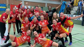 Ausgelassen bejubelten die Flames ihren ersten Liga-Erfolg gegen Blomberg und das Ende ihrer Niederlagenserie. Bild: Müller