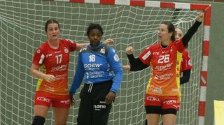 Lisa Friedberger (li.) und Sarah van Gulik (re.) freuen sich mit Torhüterin Vanessa Fehr über deren starke Leistung beim Sieg in Blomberg; am Samstag bekommen es die Flames aber mit Bietigheim mit einem anderen Kaliber zu tun.