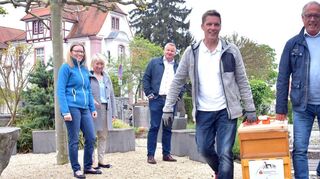 Am Stiftungshaus der Sparkasse Starkenburg halten Bienen Einzug und werden zukünftig die Bestäubung der Blüten rund um den Maiberg unterstützen. Sven Ticks von dem Unternehmen beefuture stellt die Bienenstöcke auf. Harald Steiner (rechts, Sparkassenstiftung) assistiert.