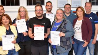 Der neue Vorstand der Sportkeglervereinigung Lorsch (Kriemhild und Nibelungen) und die durch den Hessischen Kegler- und Bowling-Verband geehrten Mitglieder im Lorscher Kegelcenter.