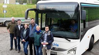Vertreter von Lautertaler Bürgerliste und Bergstraße mobil vor einem Bus der neuen Linie MO2, die Lautertal mit dem Kreis Darmstadt-Dieburg verbindet.