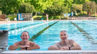 Bürgermeister Schönung (r.) und GGEW-Vorstand Carsten Hoffmann übernahmen gestern – nach der kalten Dusche – das offizielle Anschwimmen.