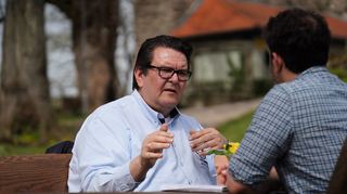 Bürgermeister Michael Helbig und BA-Redakteur Konrad Bülow beim Pressegespräch am Infopunkt auf Burg Lindenfels.