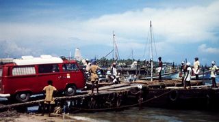 Zwei Boote mussten miteinander verzurrt werden, um den VW Bulli in Südindien zur Verschiffung nach Sri Lanka (damals Ceylon) zu bringen.