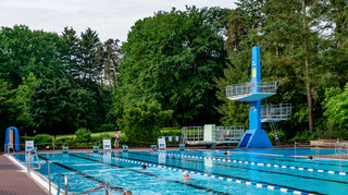 <p>Das Lorscher Waldschwimmbad startet am 9. Mai die Saison.</p>